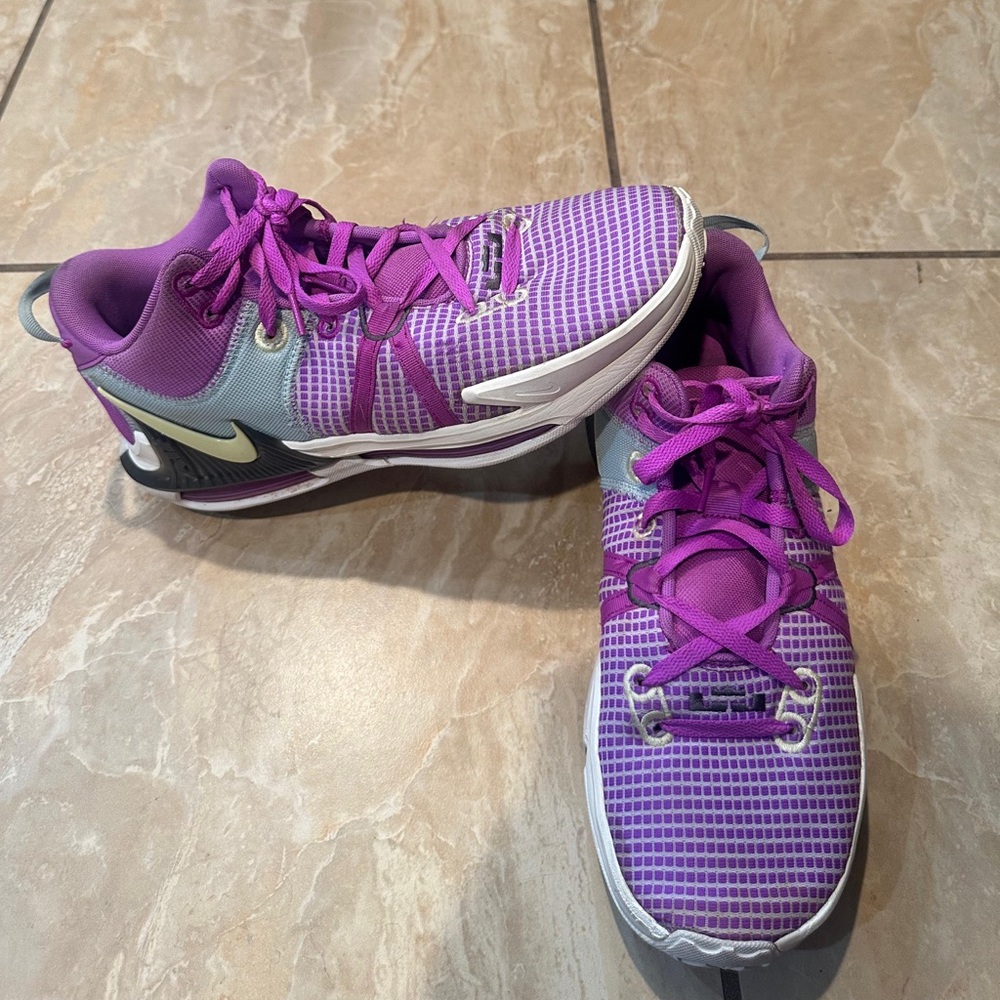 Fuchsia Dream LeBron Witness 7 EP Basketball Shoes Size 13 men’s